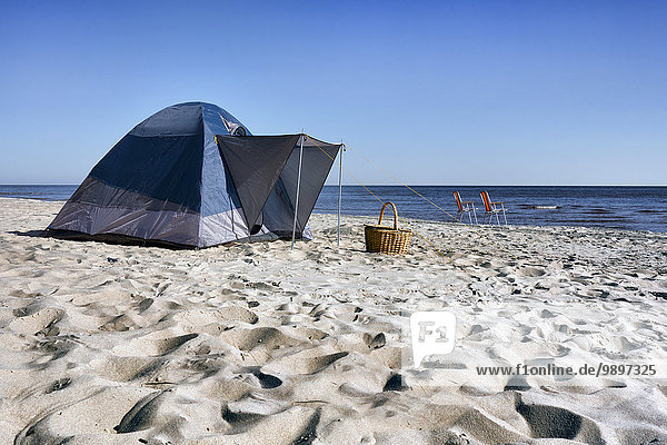 Estland  zwei Klappstühle  Weidenkorb und ein Zelt am Kauksi-Strand am Peipus-See