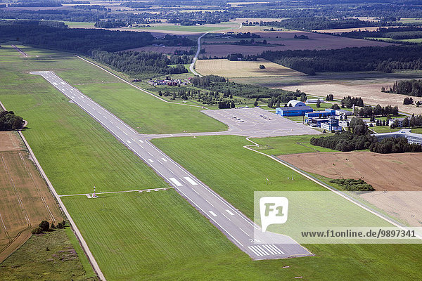 Estland  Landebahn eines kleinen Flughafens bei Tartu  Luftbild