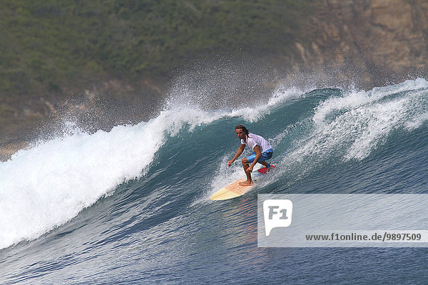 Indonesien  Insel Lombok  Surfer