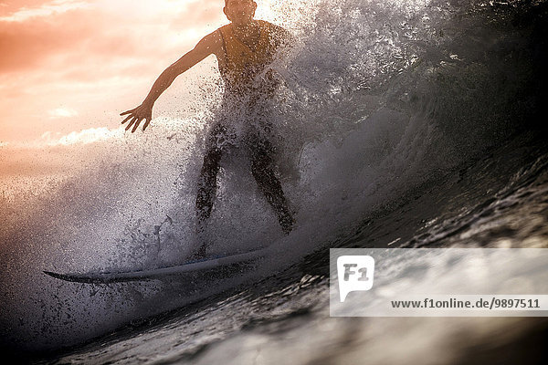 Indonesien  Insel Lombok  Surfer im Gegenlicht