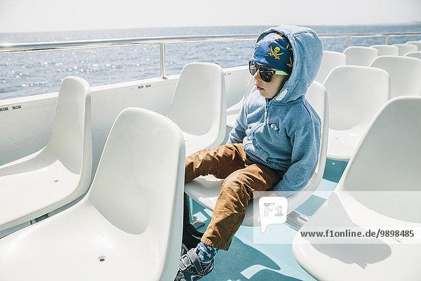 Spanien  Mallorca  kleiner Junge mit Sonnenbrille und Piraten-Kopftuch auf einem Touristenboot sitzend