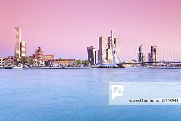 Niederlande  Grafschaft Holland  Rotterdam  Blick auf Erasmusbrücke und Skyline am Abend