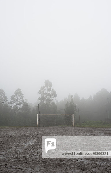Spanien  Galizien  Valdovino  schlammiger Fußballplatz an einem regnerischen und nebligen Tag