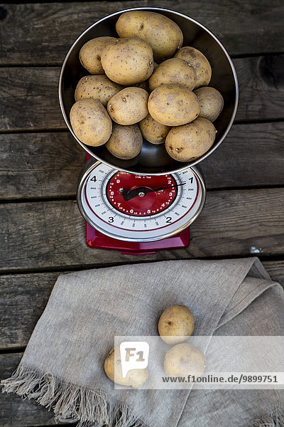 Kilogramm Kartoffeln auf einer Küchenwaage