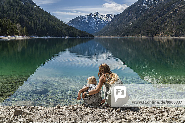 Österreich  Tirol  Plansee  Mutter und Tochter am Seeufer