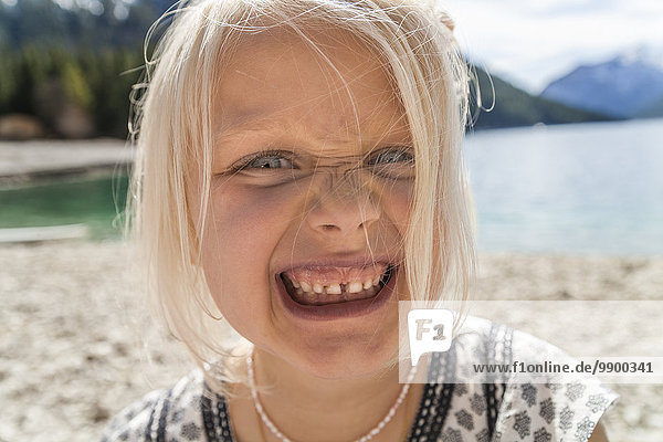 Österreich  Tirol  Plansee  Portrait eines Mädchens mit Gesicht