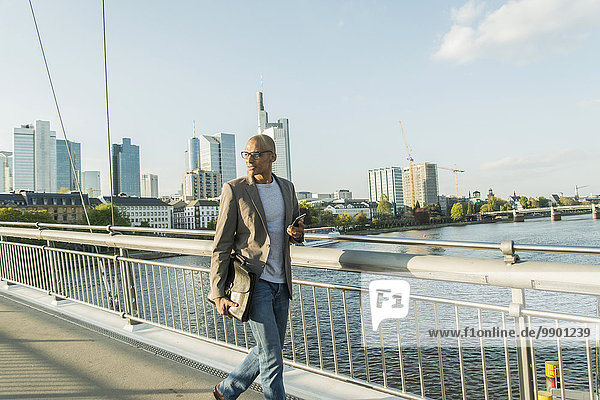 Deutschland  Frankfurt  Geschäftsmann auf der Brücke