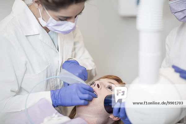 Zahnarzt bei der Untersuchung der Zähne eines Patienten