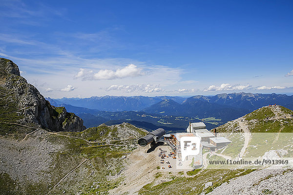 Naturinformationszentrum Bergwelt Karwendel mit Riesenfernrohr  Bergstation Karwendelbahn  Karwendel-Gebirge  oberhalb von Mittenwald  Bayern  Deutschland  Europa