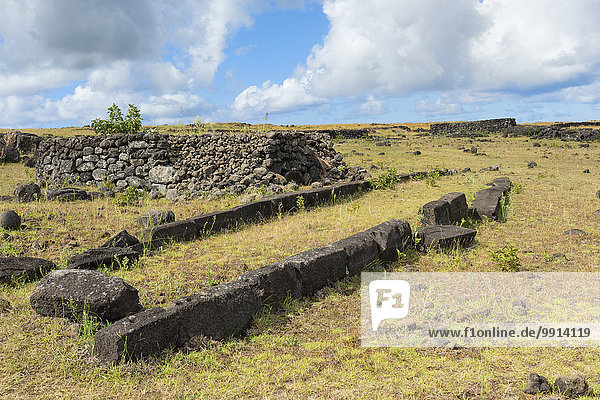 Fundamente elliptischer Häuser  Ahu Tepeu  Nationalpark Rapa Nui  Unesco-Weltkulturerbe  Osterinsel  Chile  Südamerika