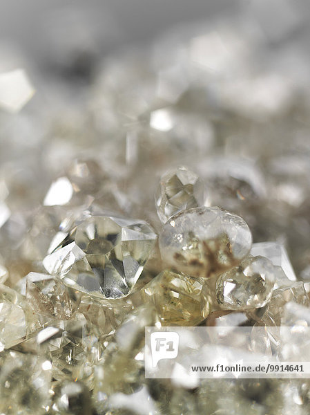 Viele wertvolle Diamanten  teils Rohzustand  teils geschliffen  zur Weiterverarbeitung für die Schmuckindustrie
