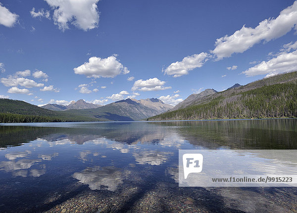 Wolken spiegeln sich im Kintla Lake  Gletscher-Nationalpark  Montana  USA  Nordamerika