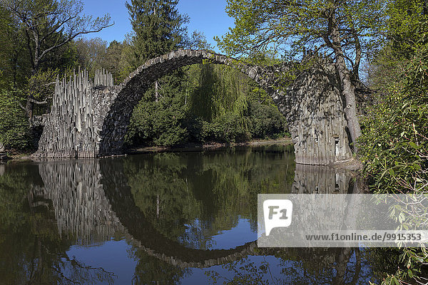 Die Rakotzbrücke oder auch Teufelsbrücke im Kromlauer Park  Sachsen  Deutschland  Europa
