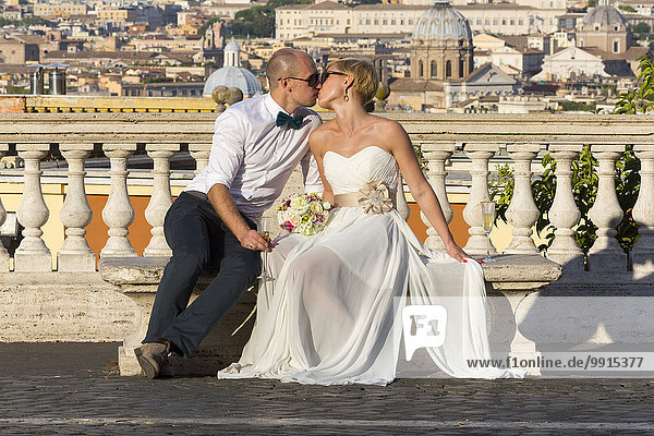 Frisch verheiratetes Brautpaar in Rom  Italien  Europa
