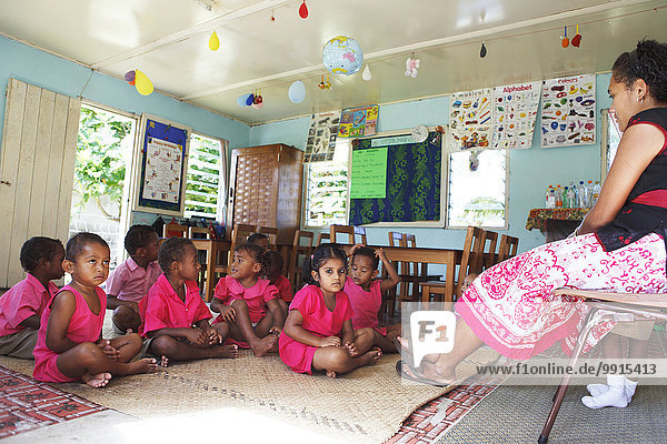 Grundschulklasse in Schuluniform im Unterricht  Korolevu  Coral Coast  Viti Levu  Fidschi  Ozeanien