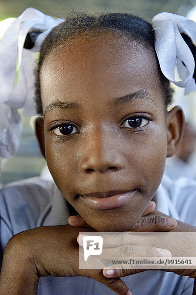 Mädchen  12 Jahre  Portrait  Port-au-Prince  Departement Ouest  Haiti  Nordamerika