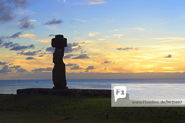 Tahai Zeremonialanlage bei Sonnenuntergang  Hanga Roa  UNESCO Weltkulturerbe  Nationalpark Rapa Nui  Osterinsel  Chile  Südamerika