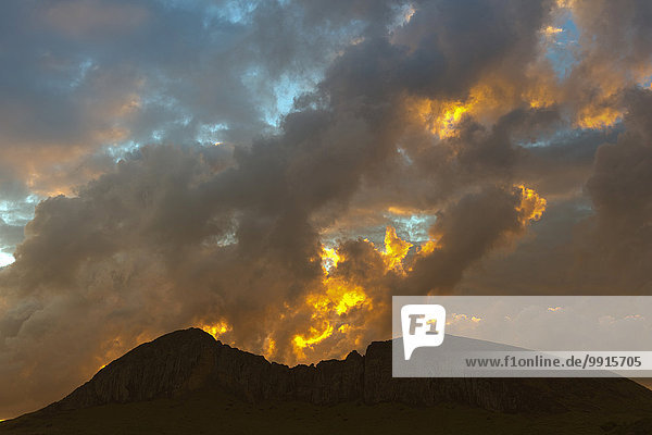 Vulkan Rano Raraku bei Sonnenuntergang,  UNESCO Weltkulturerbe,  Nationalpark Rapa Nui,  Osterinsel,  Chile,  Südamerika