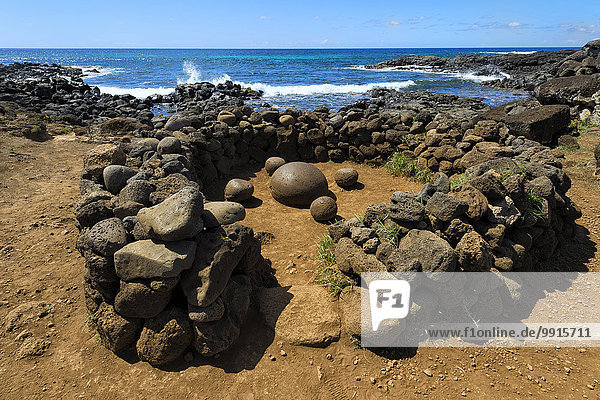 Te Pito Kura Henua Stein  Der Nabel der Welt  UNESCO Weltkulturerbe  Nationalpark Rapa Nui  Osterinsel  Chile  Südamerika