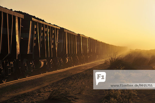 Eisenbahn durch die Wüste zum Transport von Eisenerz von M'Haoudat zum Hafen von Nouadhibou  Region Dakhlet Nouadhibou  Mauretanien  Afrika
