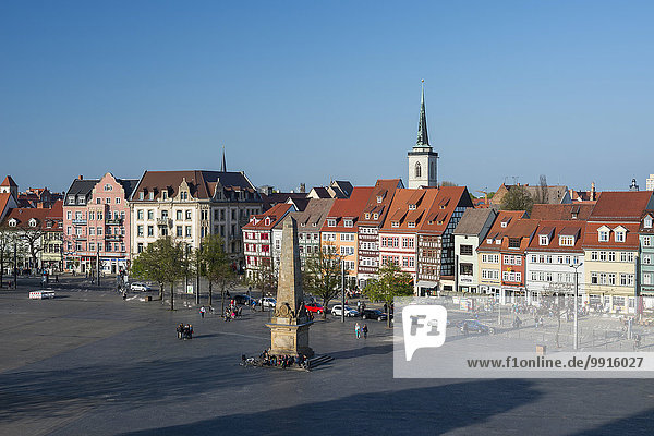 Domplatz mit Obelisk und mittelalterlicher Häuserzeile  Altstadt  Erfurt  Thüringen  Deutschland  Europa