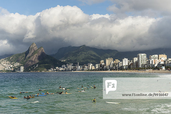 Surfers am Strand von Arpoador  Ipanema  Rio de Janeiro  Brasilien  Südamerika