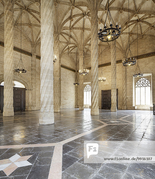 Die Säulenhalle der Seidenbörse Valencia Spanien Europa