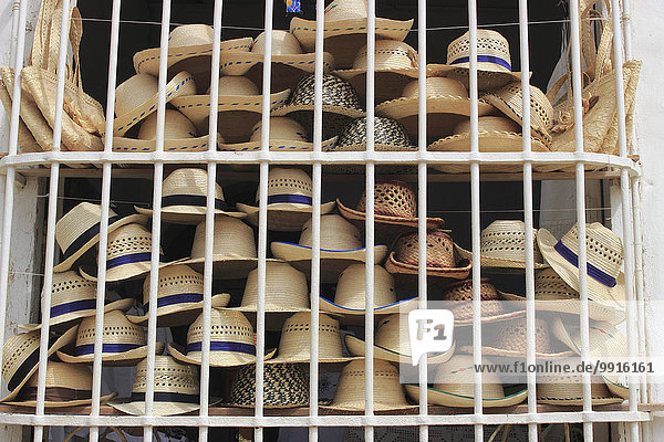 Hüte zum Verkauf  in einem Schaufenster hinter Eisengitter  Trinidad  Kuba  Nordamerika