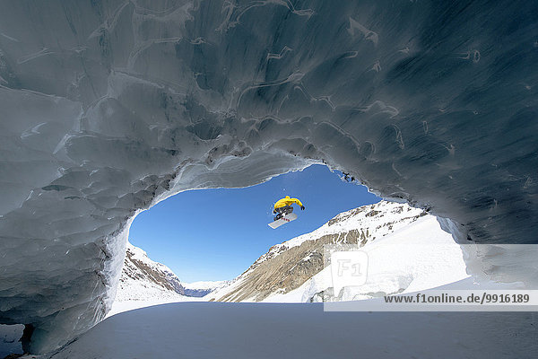 Snowboarden in der Eishöhle  Val Roseg  Pontresina  Graubünden  Schweiz  Europa