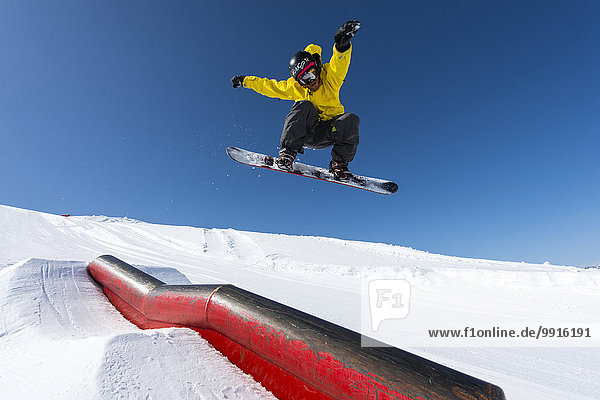 Snowboarder springt im Park  Corvatsch  Silvaplana  Graubünden  Schweiz  Europa