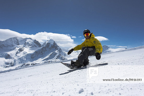 Snowboarder  hinten das Bernina-Massiv  Corvatsch  Silvaplana  Graubünden  Schweiz  Europa