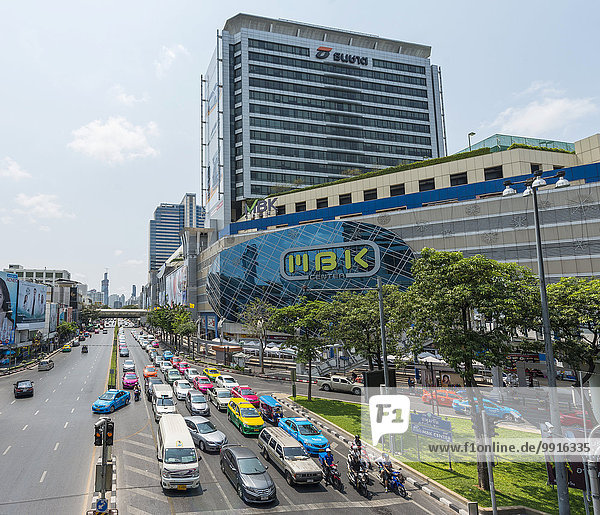 Befahrene Straße am MBK Center  auch Mahboonkrong  großes Einkaufszentrum in Bangkok  Thailand  Asien