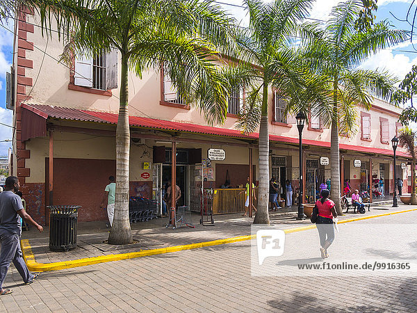 Typische Einkaufsstrasse in Falmouth  Region Trelawny Parish  Jamaika  Nordamerika