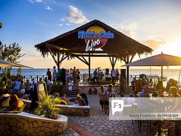 Rick's Cafe  berühmtes Szenelokal am Strand von Negril  Region Westmoreland  Jamaika  Nordamerika