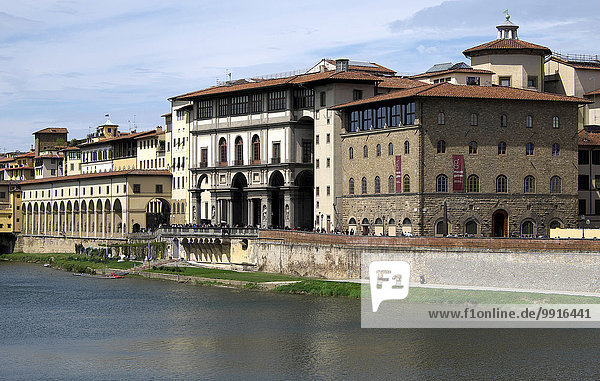 Corridoio Vasariano  die Uffizien und das Museo Galileo am Ufer des Arno  Florenz  Toskana  Italien  Europa