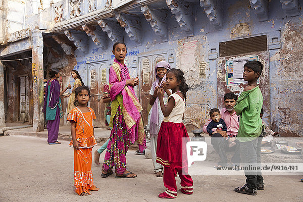 Kinder in der blau gestrichenen Altstadt  Jodhpur  Rajasthan  Indien  Asien