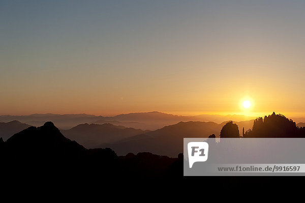 Morgenstimmung  Sonnenaufgang  Felsen und Berge  Silhouette  Huang Shan  Mount Huangshan  Provinz Anhui  Volksrepublik China