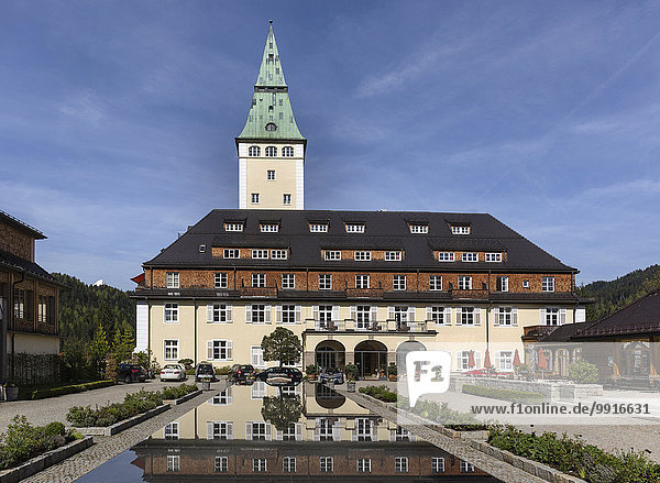Schloss Elmau  Schlosshotel mit Turm spiegelt sich im Brunnen  Austragungsort G7 Gipfel 2015  Klais  Werdenfelser Land  Oberbayern  Bayern  Deutschland  Europa