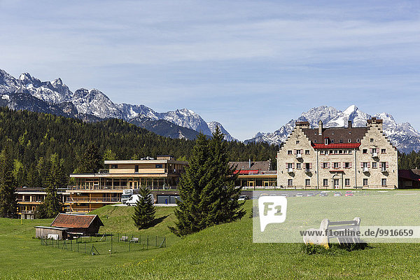 Schloss Kranzbach  Schlosshotel  Klais  Wettersteingebirge mit Alpspitze  Werdenfelser Land  Oberbayern  Bayern  Deutschland  Europa