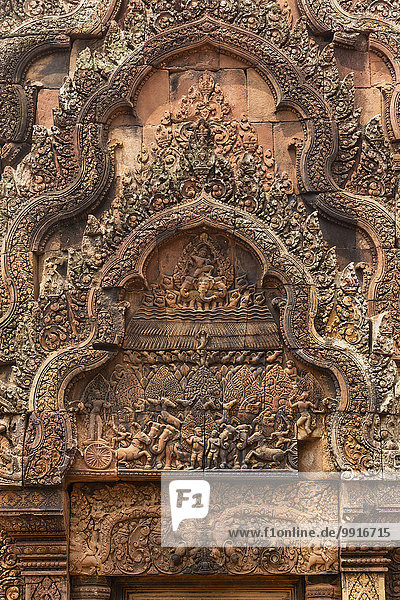 Flachrelief am Eingang der nördlichen Bibliothek  Indra  Khmer-Hindu-Tempel Banteay Srei  Provinz Siem Reap  Kambodscha  Asien
