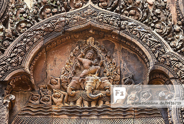 Flachrelief am Eingang der nördlichen Bibliothek  Indra auf seinem dreiköpfigen Elefanten  Khmer-Hindu-Tempel Banteay Srei  Provinz Siem Reap  Kambodscha  Asien