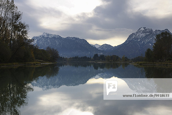 Landschaftlich schön landschaftlich reizvoll Berg See Herbst Bayern Füssen Deutschland