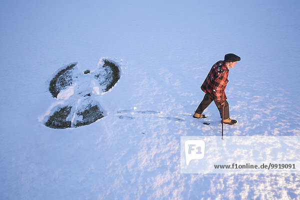 Vereinigte Staaten von Amerika USA Schneeengel benutzen Spazierstock Stock Mann gehen Senior Senioren Neuengland Reise Schnee