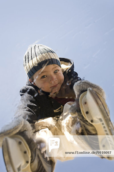 Vereinigte Staaten von Amerika USA Rollschuh Portrait sehen Junge - Person Eis Insel blättern jung gefroren Teich
