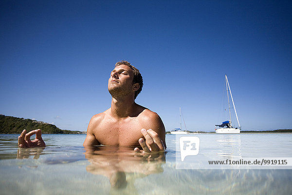 sitzend Wasser Mann Strand grün Insel Yoga
