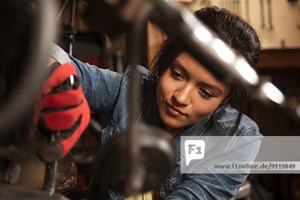 Motorradmechanikerin in der Werkstatt