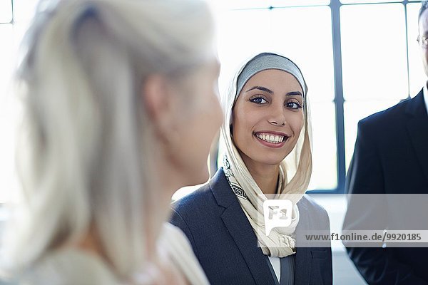 Über-Schulter-Ansicht von Geschäftsfrauen beim Plaudern im Büro
