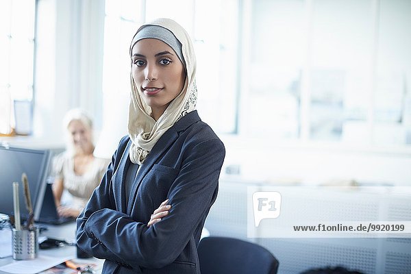 Porträt einer jungen Geschäftsfrau mit Hijab im Büro