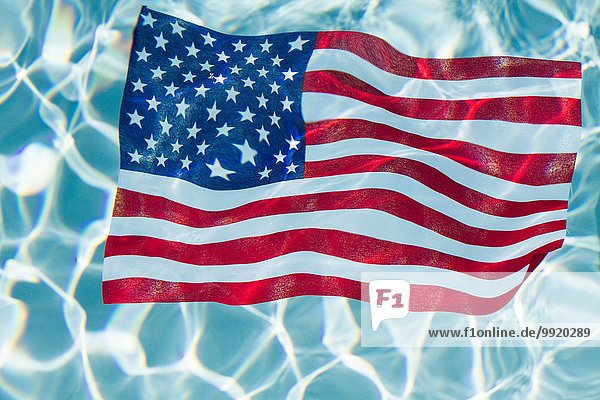 Amerikanische Flagge schwimmt auf dem Schwimmbad