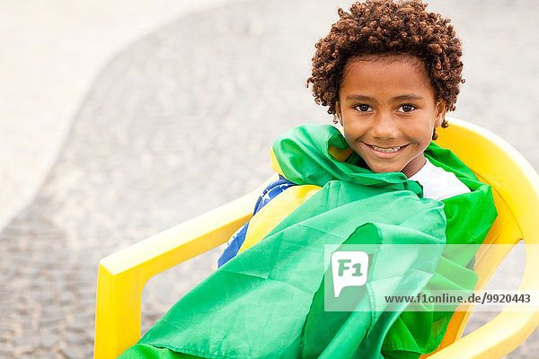 Porträt eines Jungen in brasilianischer Flagge am Strand von Ipanema  Rio De Janeiro  Brasilien
